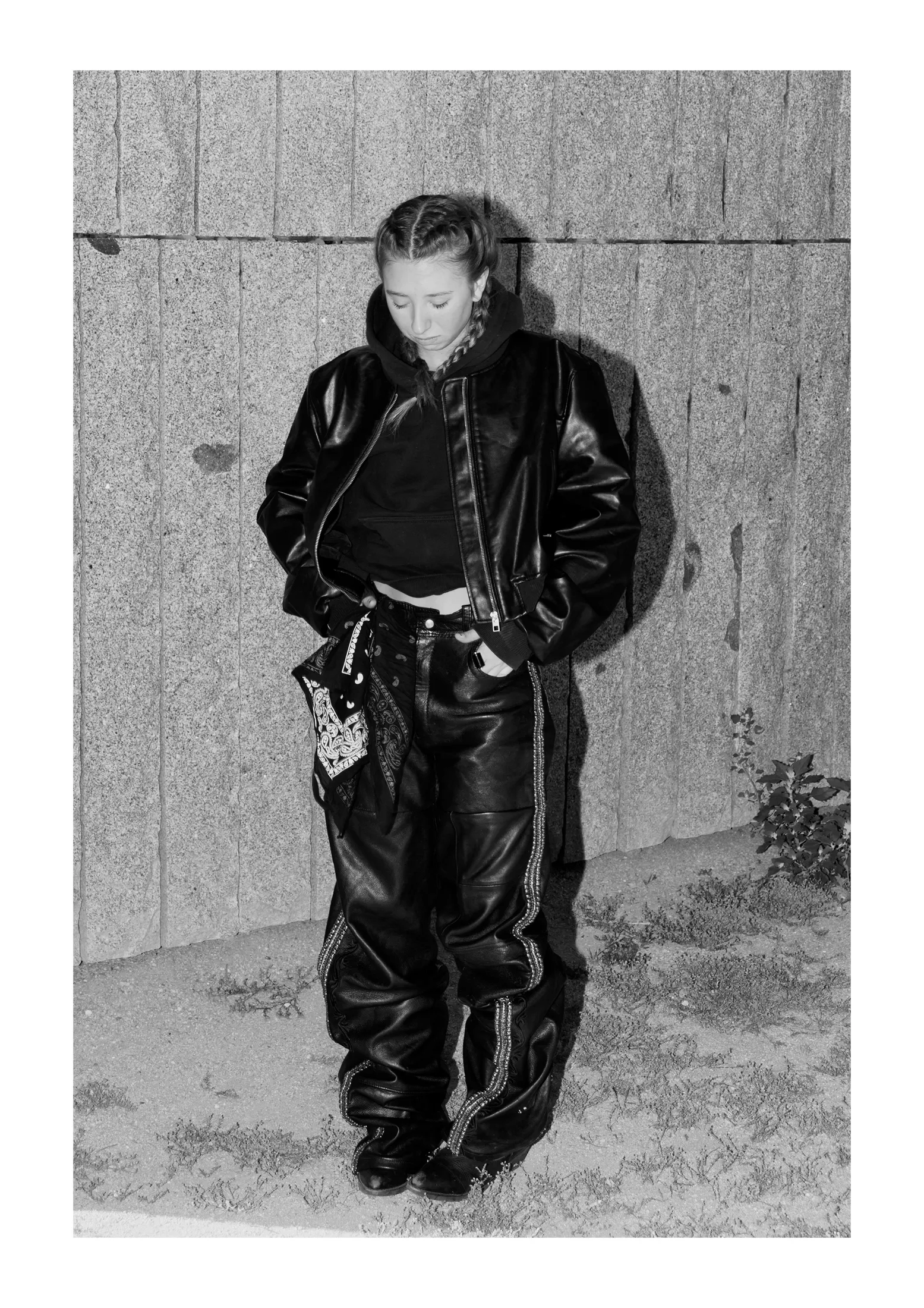 Manuela con pantalones de gran volumen, en blanco y negro