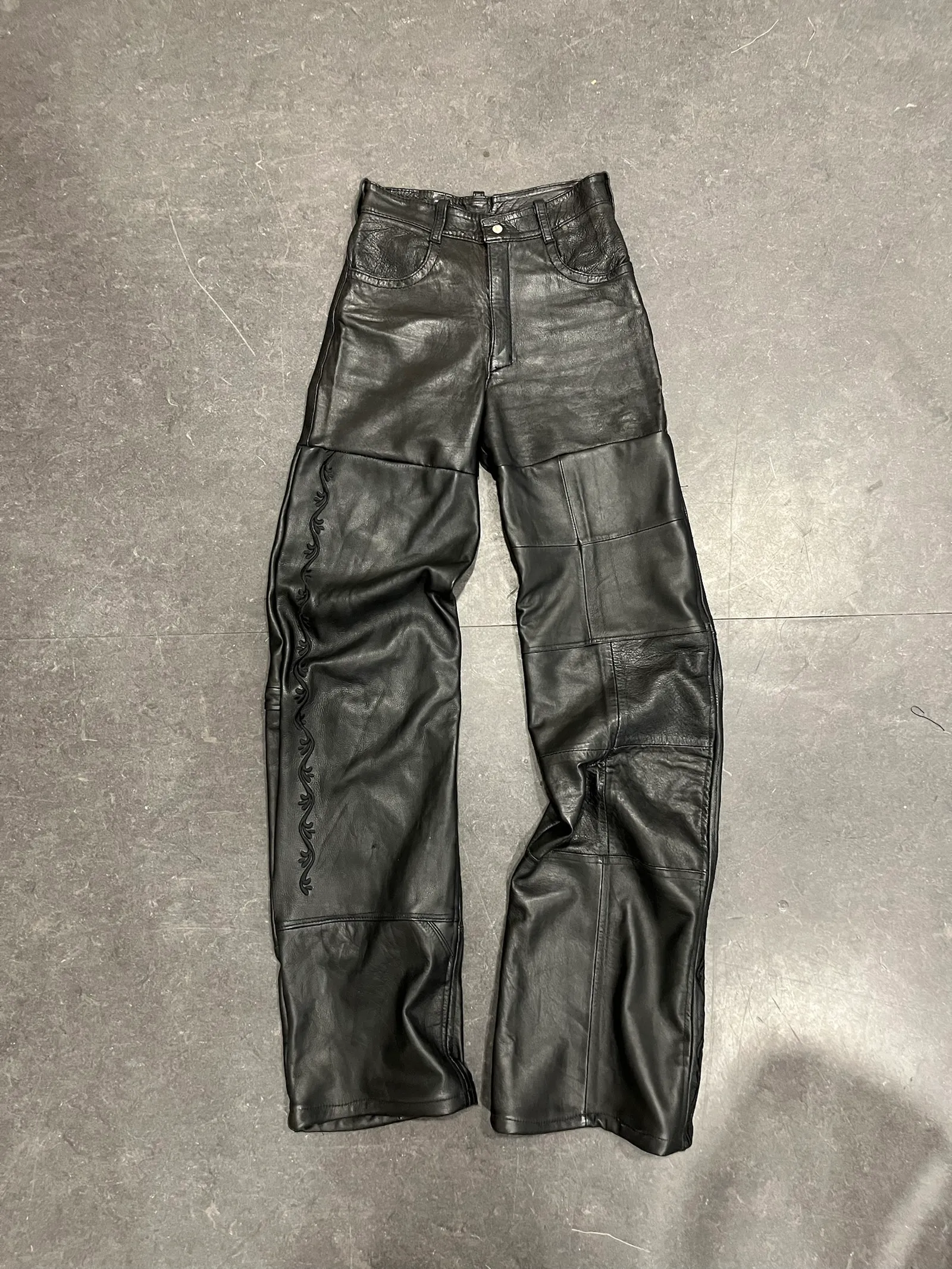 Pantalón extendido sobre el suelo