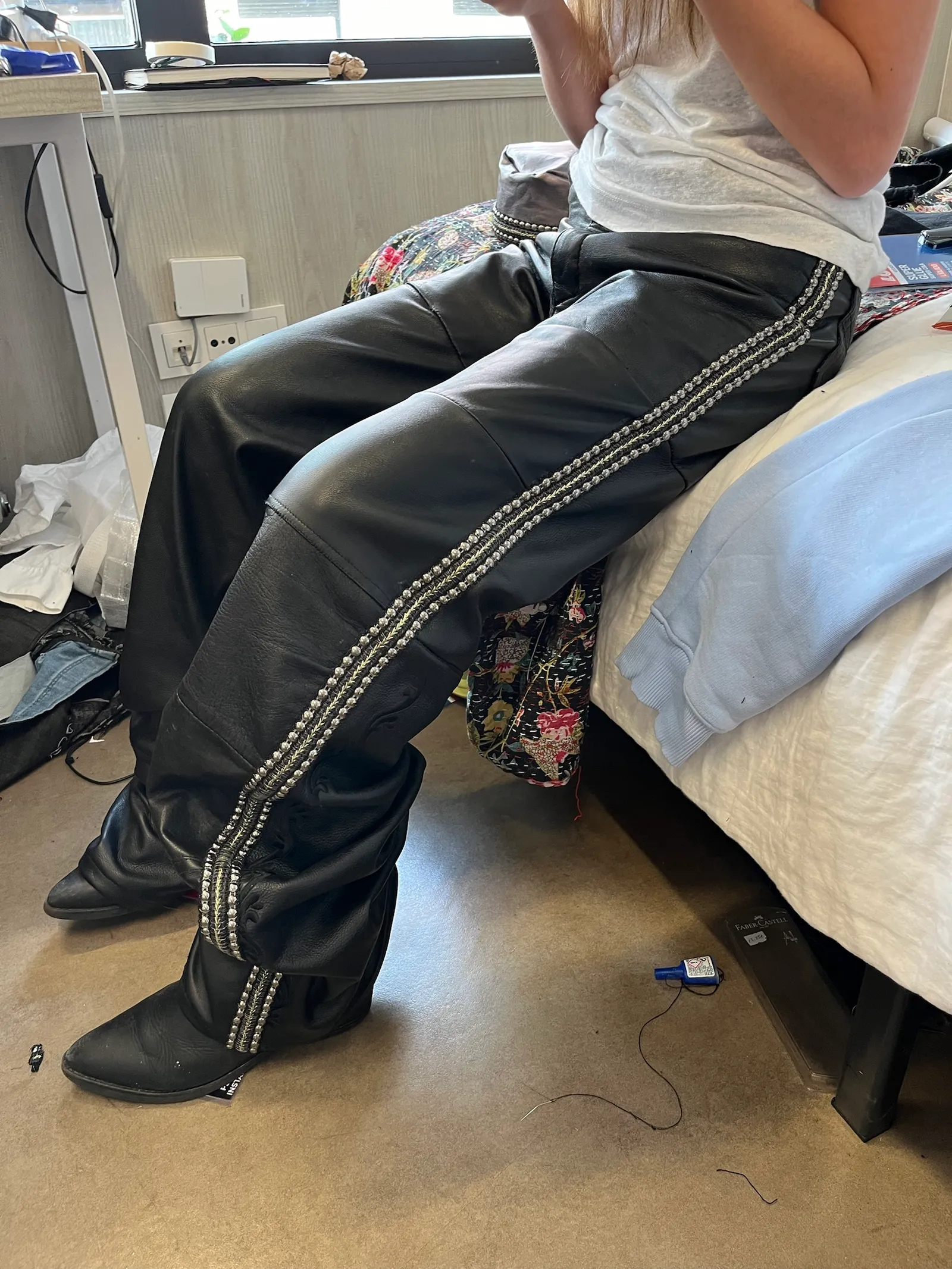 Prueba de los pantalones en posición sentada