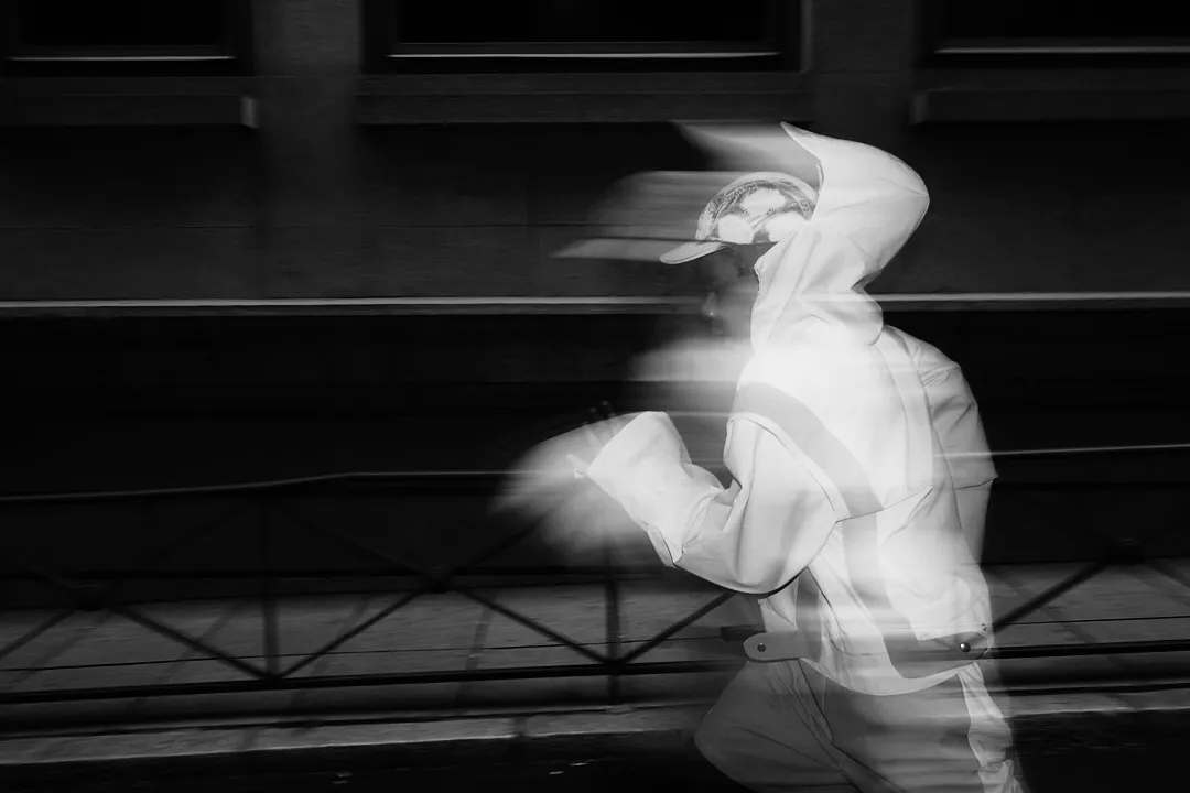 Bruno corriendo de perfil, con barrido en blanco y negro