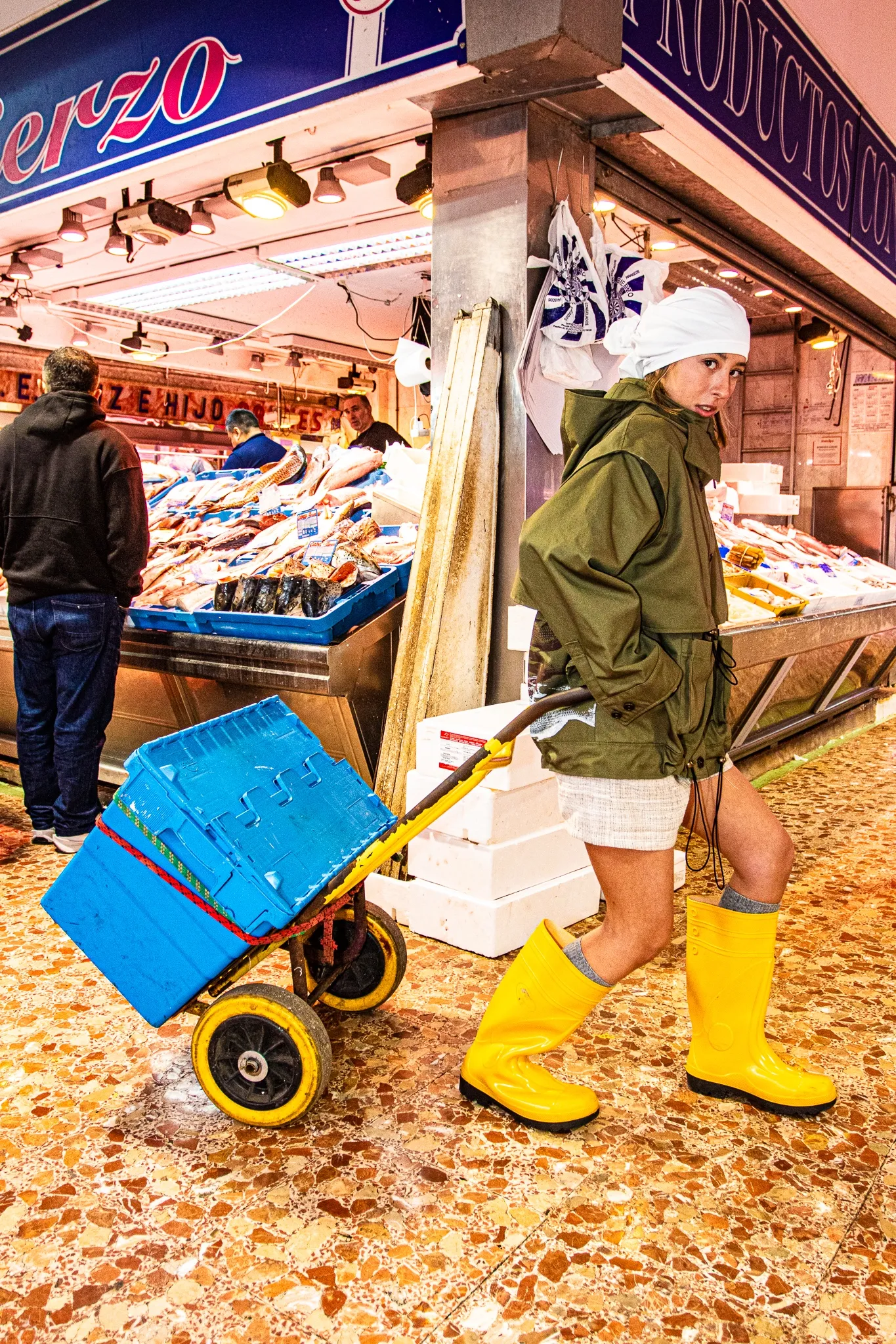 Manuela con el conjunto de Pescadilla y un carrito azul en el mercado