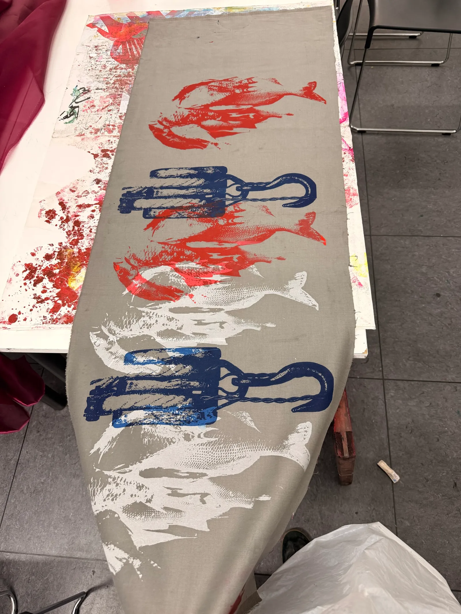 Pruebas de estampado sobre tejido gris